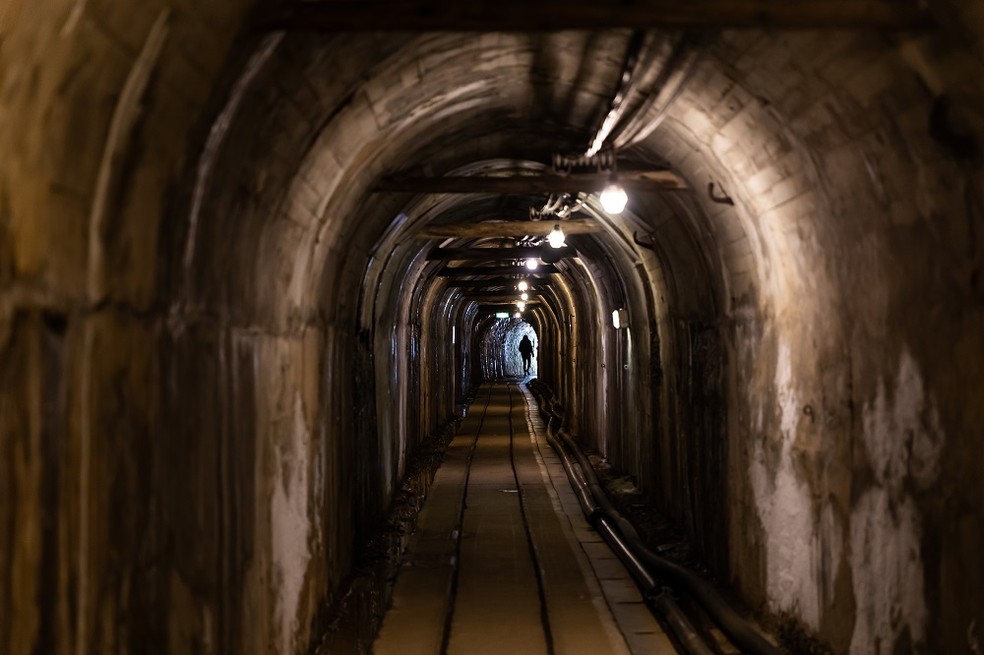 Túnel numa mina de ouro na Ilha Sado, no Japão — Foto: The New York Times