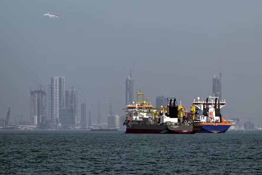Navios na costa de Dubai em meio à crise no Estreito de Ormuz — Foto: AFP