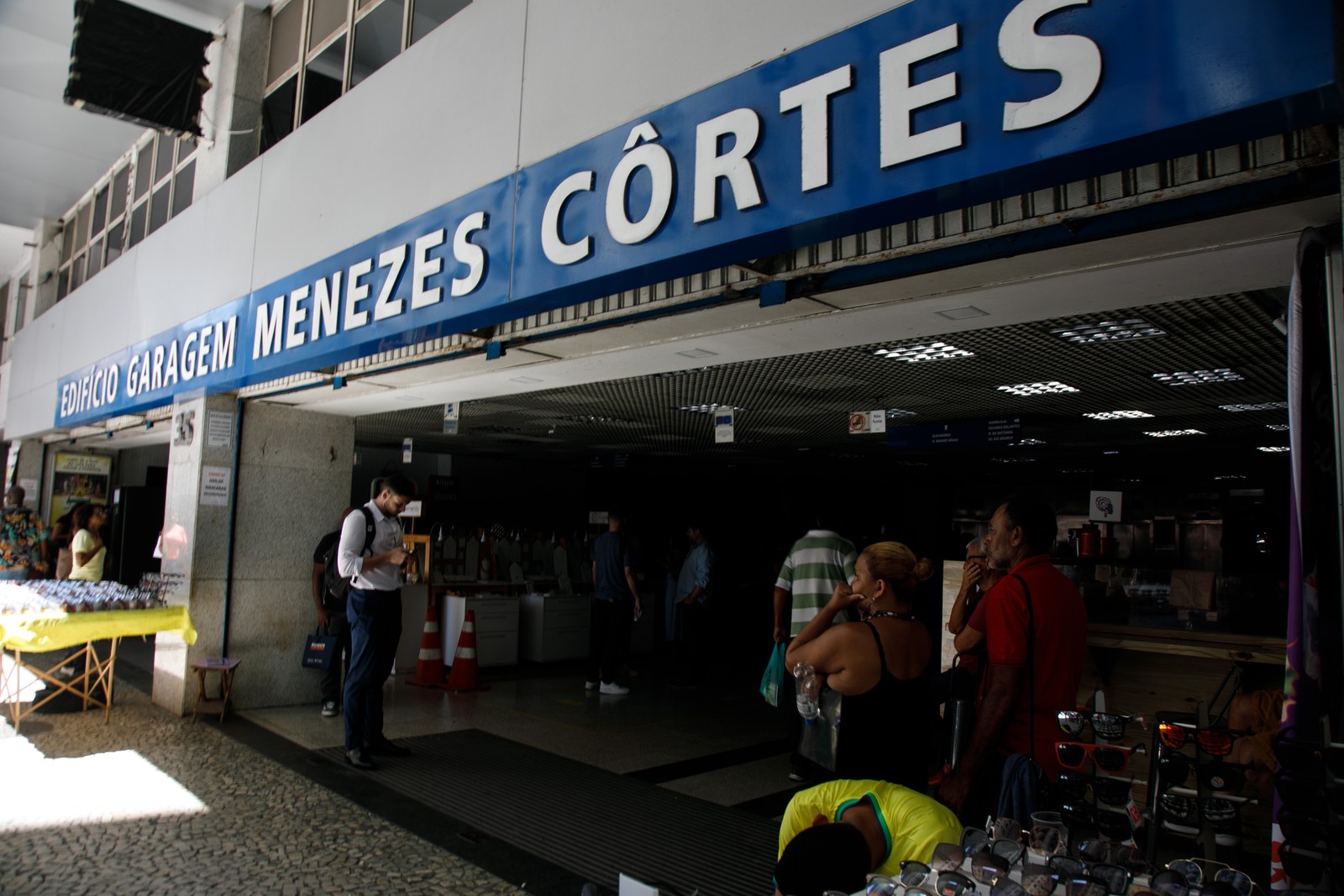 Terminal Menezes Côrtes foi um dos últimos locais do Centro a ter abastecimento restabelecido — Foto: Brenno Carvalho/Agência O Globo