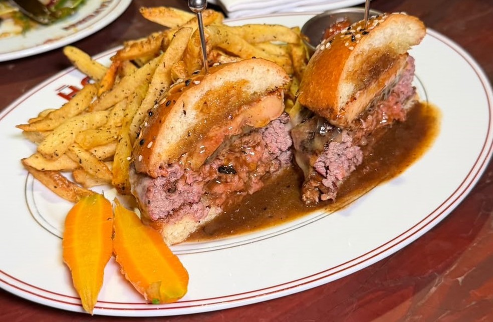 Hambúrguer com foie gras e demi-glace: R$ 250 para comer menos que a soma das partes — Foto: Ian Oliver