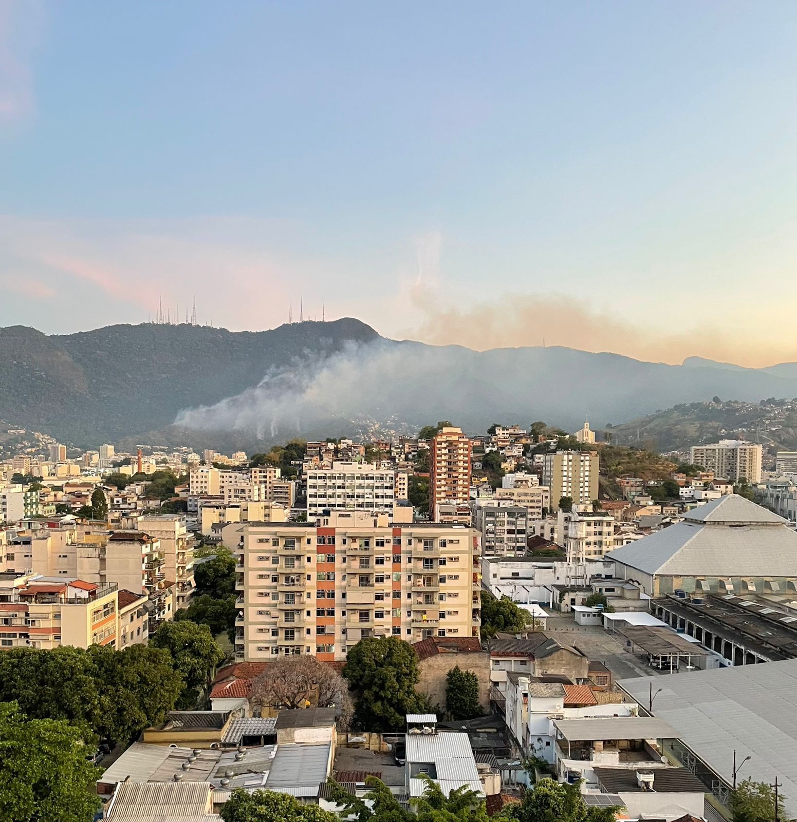 Incêndio em vegetação na Floresta da Tijuca já dura dez horas