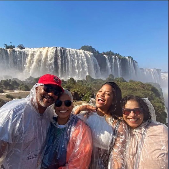 A família toda aproveitando a beleza das cataratas de Foz do Iguaçu, no Paraná: Manoel (pai), Mariana (irmã), Juliana e Estela (mãe) — Foto: Álbum de família