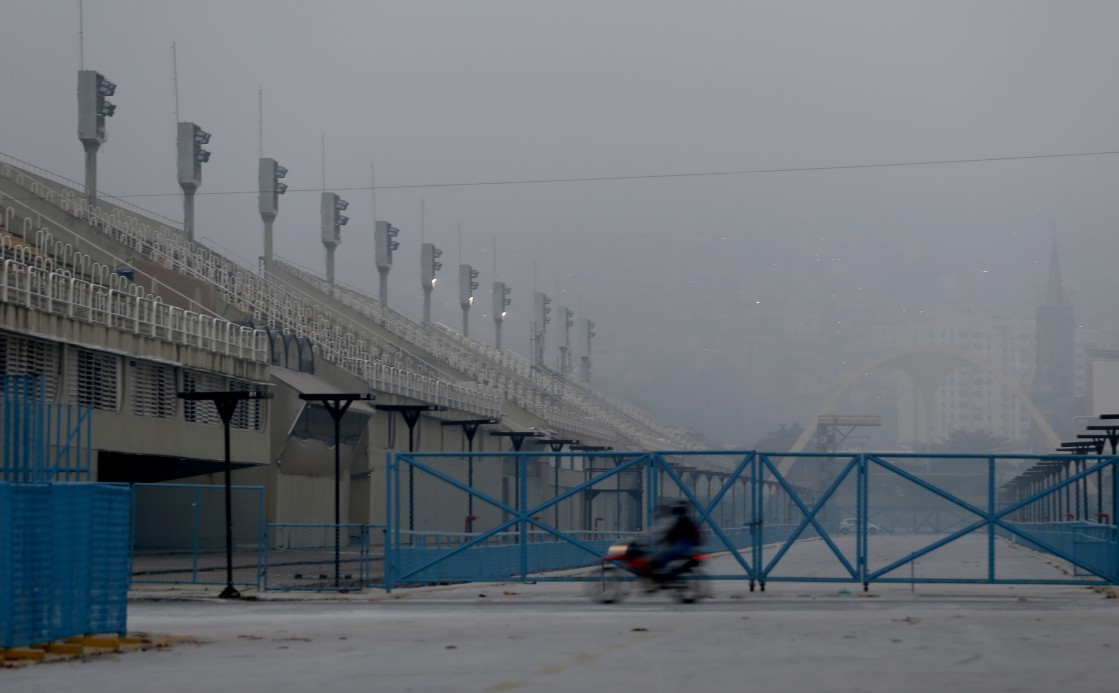 Nevoeiro atinge a manhã do Rio de Janeiro — Sambódromo da Marquês de Sapucaí - Foto: Fabiano Rocha / Agência O Globo