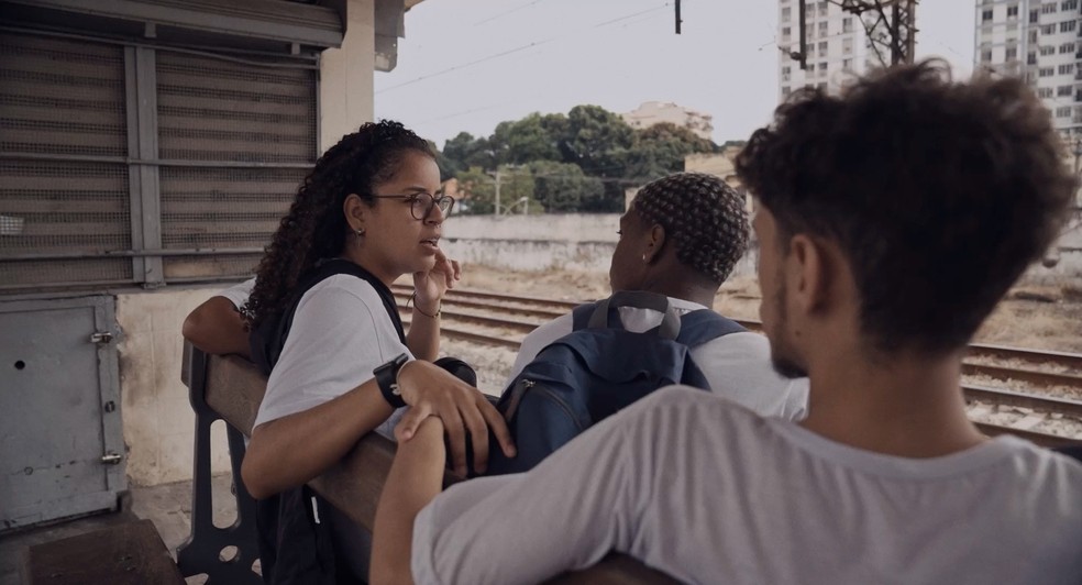 Estudantes  na estação  de trem no Engenho  Novo, um  dos cenários  do filme — Foto: Divulgação/Taiga Filmes