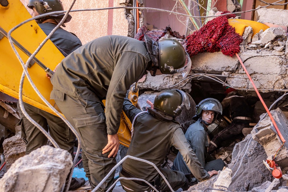 Equipes de resgate procuram sobreviventes em destroços de uma casa em Moulay Brahim, no sábado passado. — Foto: Fadel Senna/AFP