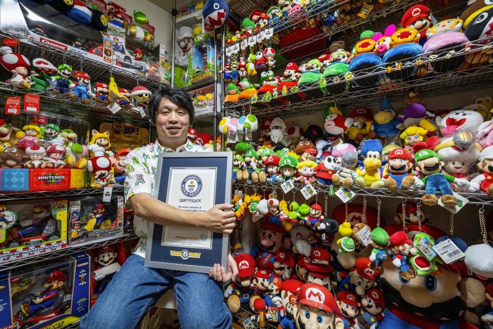 Coleção de objetos relacionados ao Mario, com vários itens de coleção ao redor do personagem