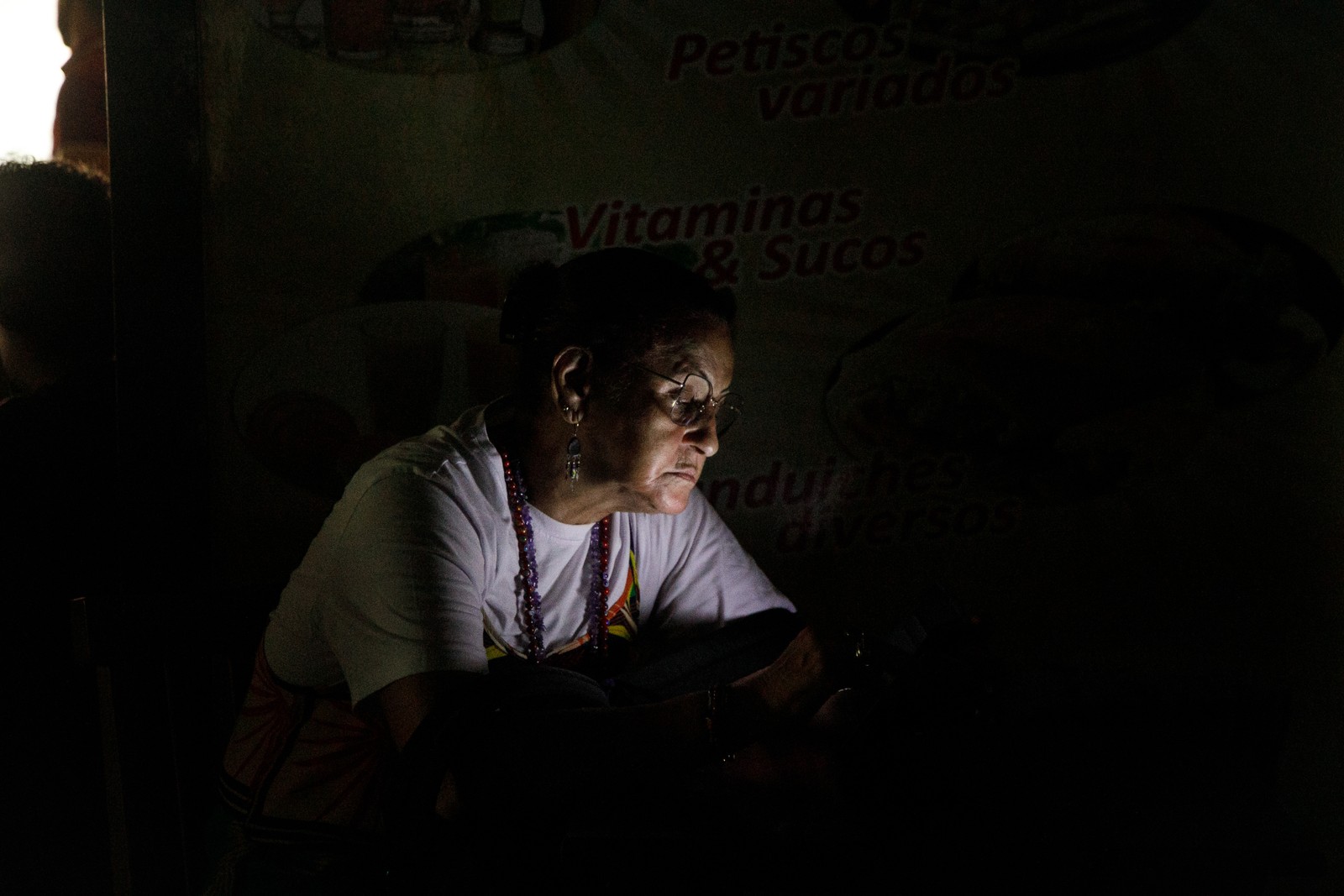 Lojistas ficaram no escuro no terminal Menezes Cortes, Centro do Rio — Foto: Brenno Carvalho/AFP