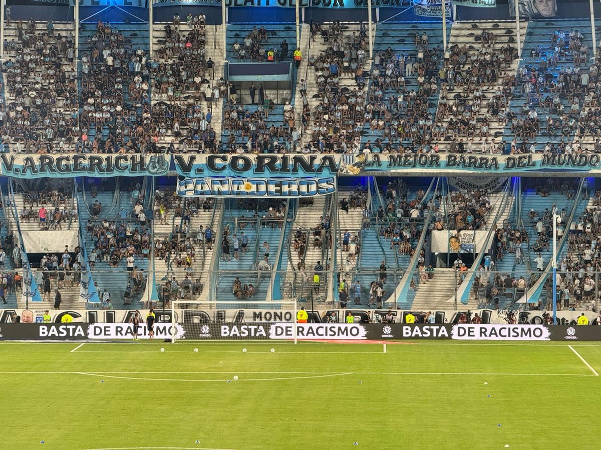 Recopa: faixa de torcida do Racing, em jogo contra o Botafogo, é homenagem a integrante morto em janeiro