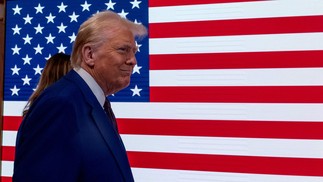 Presidente eleito dos Estados Unidos, Donald Trump, discursa na recepção da Bolsa de Valores de Nova York, após ser nomeado "Pessoa do Ano" da revista Time pela segunda vez — Foto: SPENCER PLATT / GETTY IMAGES NORTH AMERICA / Getty Images via AFP
