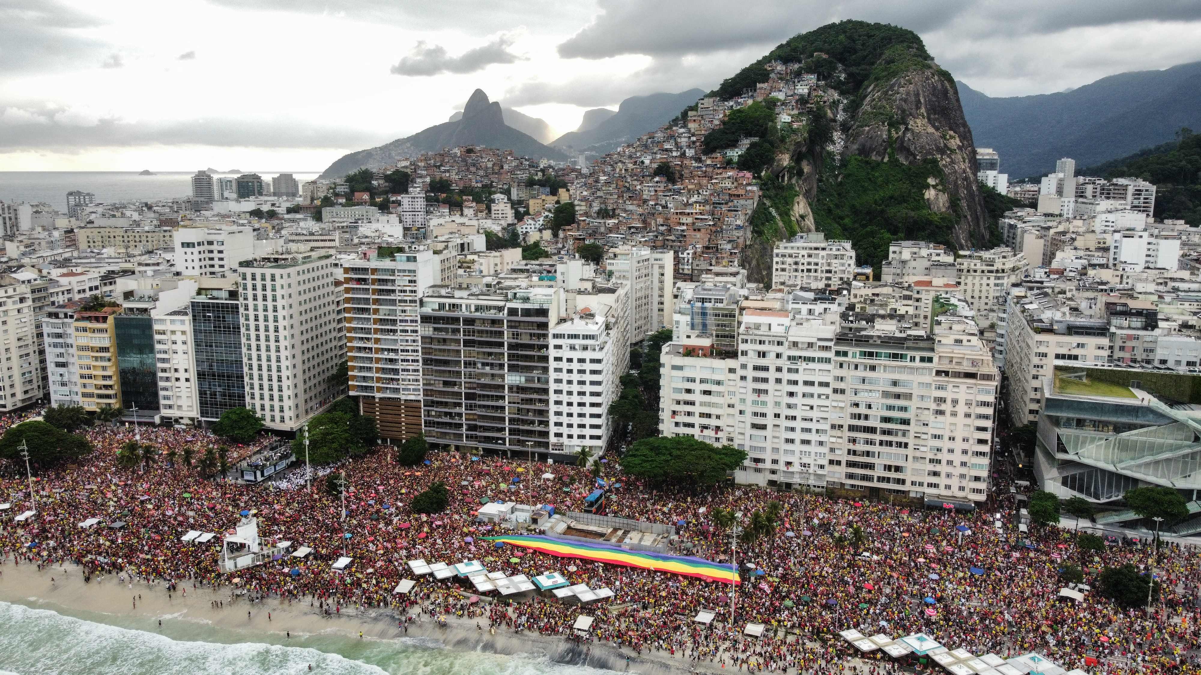 Apoiadores de Lula fazem ato com Caetano Veloso, Djavan e outros artistas em Copacabana