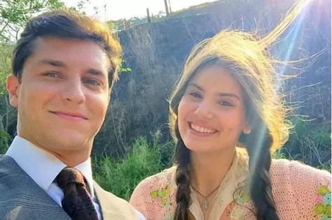 Depois que a série terminar "É um mundo bom!"Camila Queiroz admitiu que estava namorando Kleber Toledo, seu parceiro romântico na série das 18h. Eles se casaram em 2018. – Imagem: Reprodução