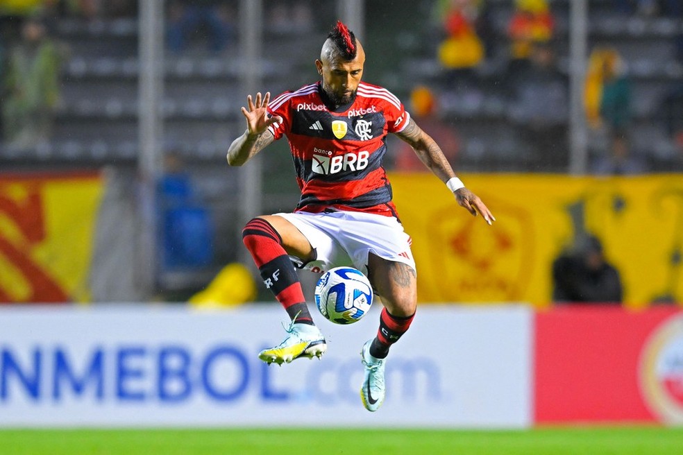 Vidal foi titular contra o Aucas, na Libertadores — Foto:  Rodrigo BUENDIA / AFP