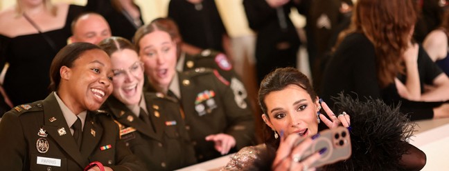 A atriz Bella Thorne se prepara para posar para fotos ao chegar à cerimônia do Oscar, no Dolby Theatre, em Hollywood, na Califórnia. O registro captura um momento anterior ao clique oficial no tapete vermelho da premiação. — Foto: EMMA MCINTYRE/AFP