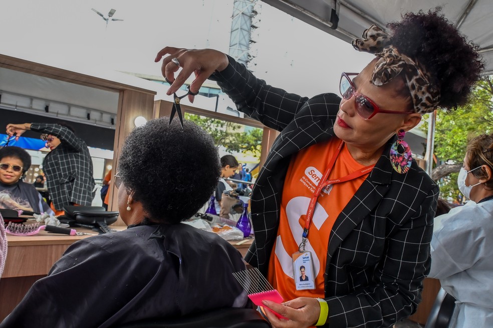 Corte de cabelo fazia parte das atividades em Brasília — Foto: Divulgação