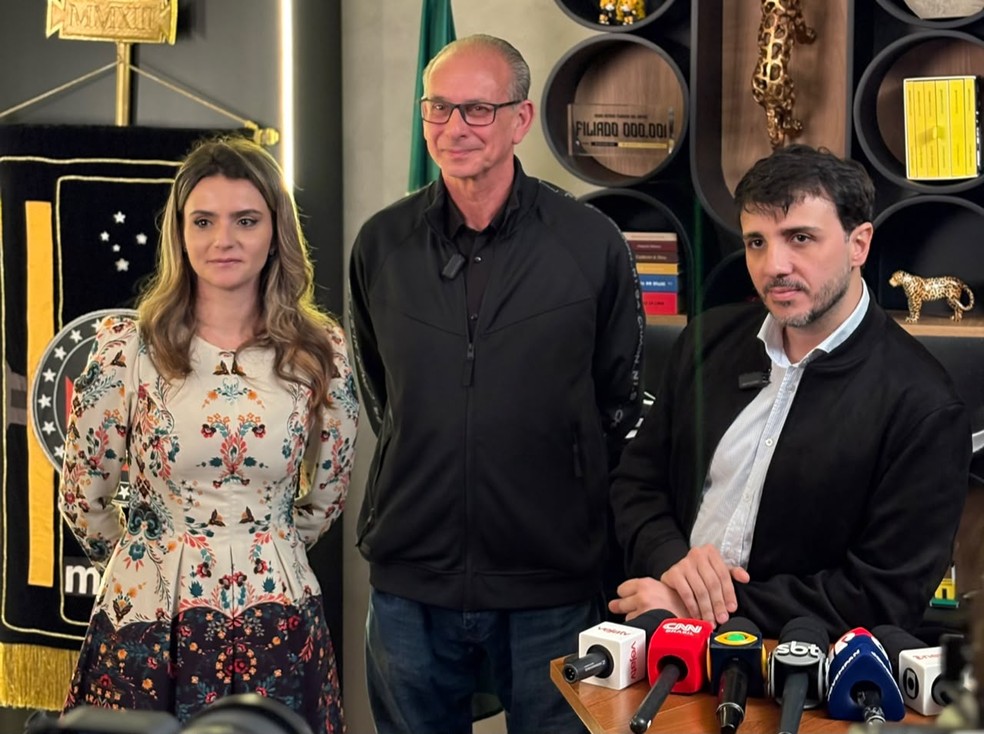 Aroldo Medina é apresentado por Renan Santos e Amanda Vettorazzo, em São Paulo — Foto: Divulgação/Missão