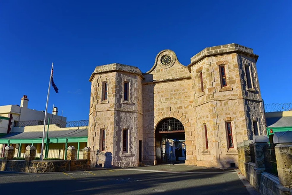 O exterior da Fremantle Prison, construção histórica na cidade de Fremantle: construída em 1857, depois de desativada virou um centro cultural — Foto: Divulgação