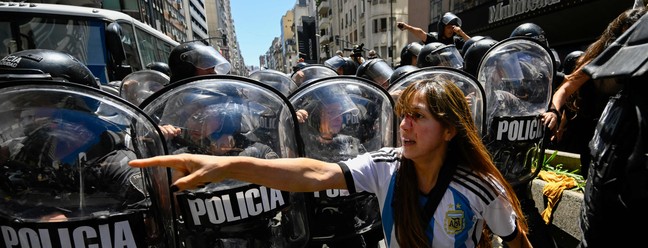 Tropa de choque entra em confronto com manifestantes durante protesto contra o decreto do presidente Javier Milei, em Buenos Aires, em 27 de dezembro de 2023 — Foto: LUIS ROBAYO / AFP
