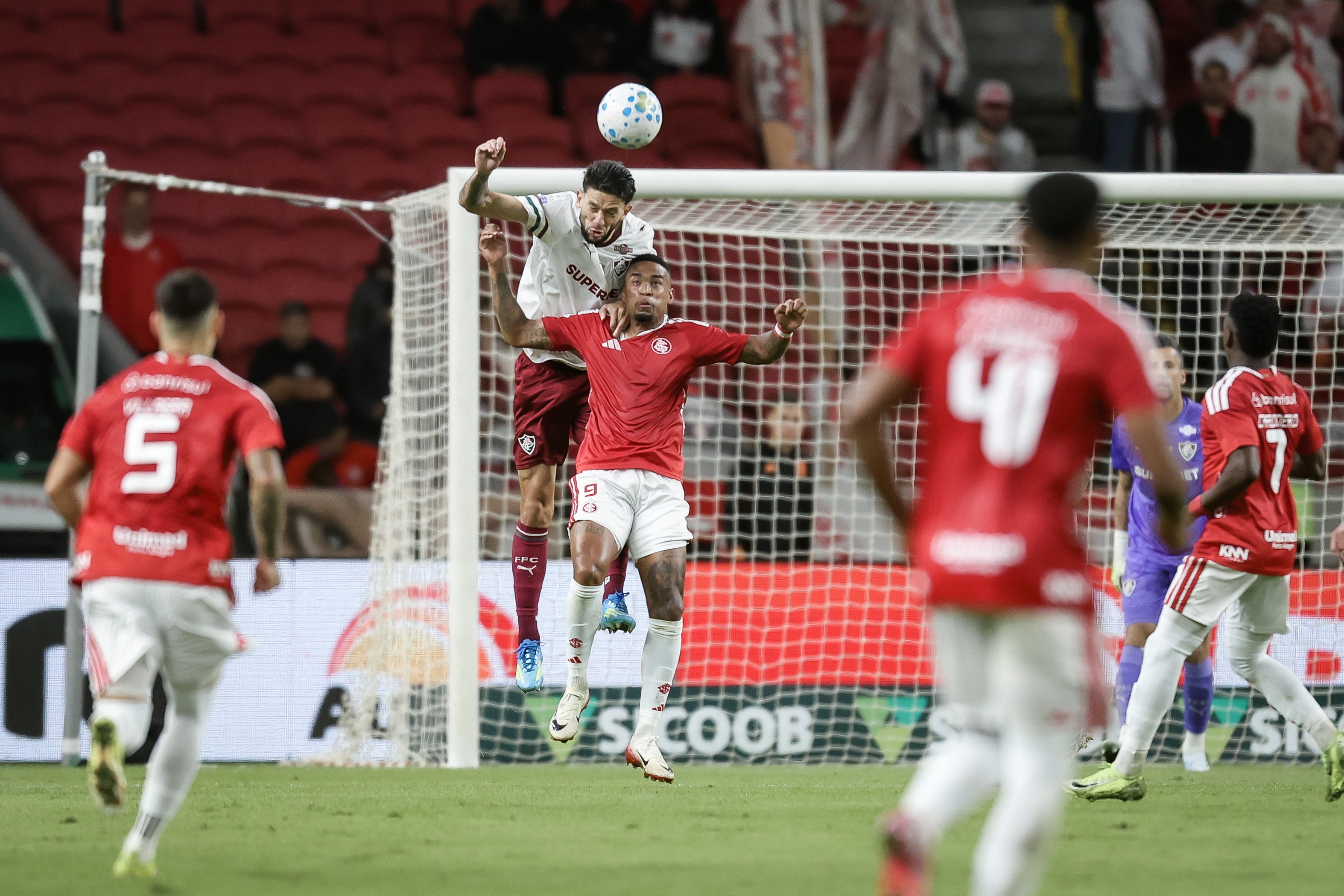 Fluminense perde para o Internacional e desperdiça chance de encostar no Palmeiras