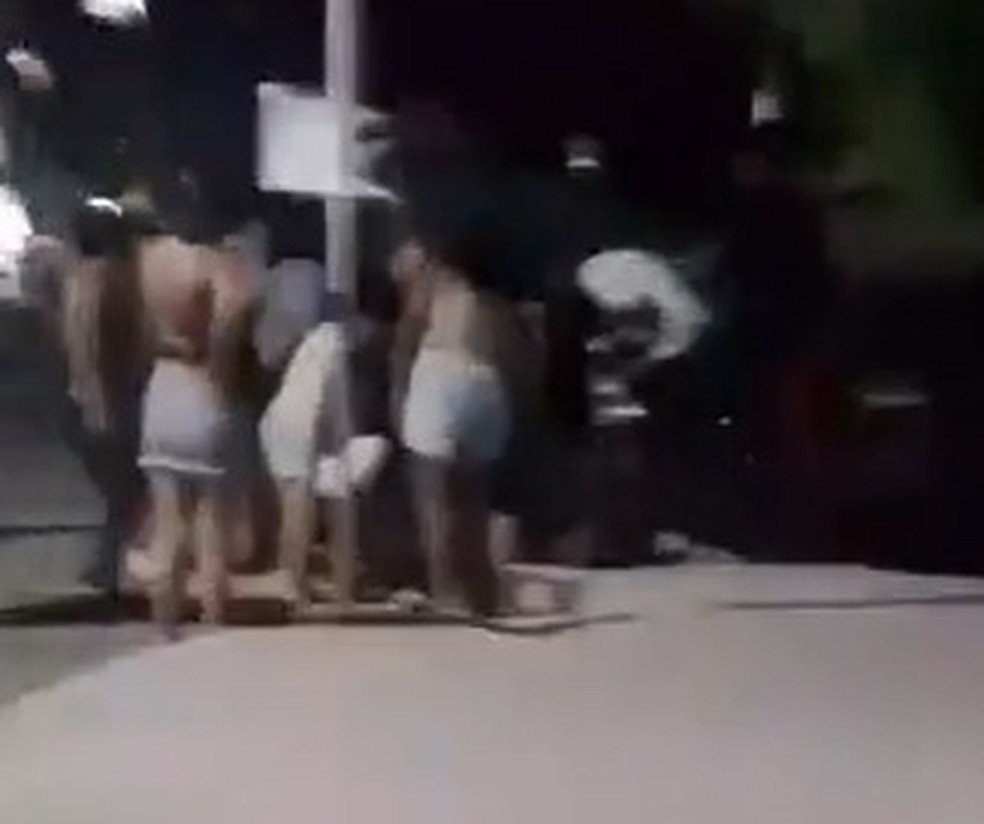 Relatos dizem que um homem que se dirigia à igreja foi morto por traficantes na Região Oeste por usar blusa preta — Imagem: Reprodução/Redes Sociais