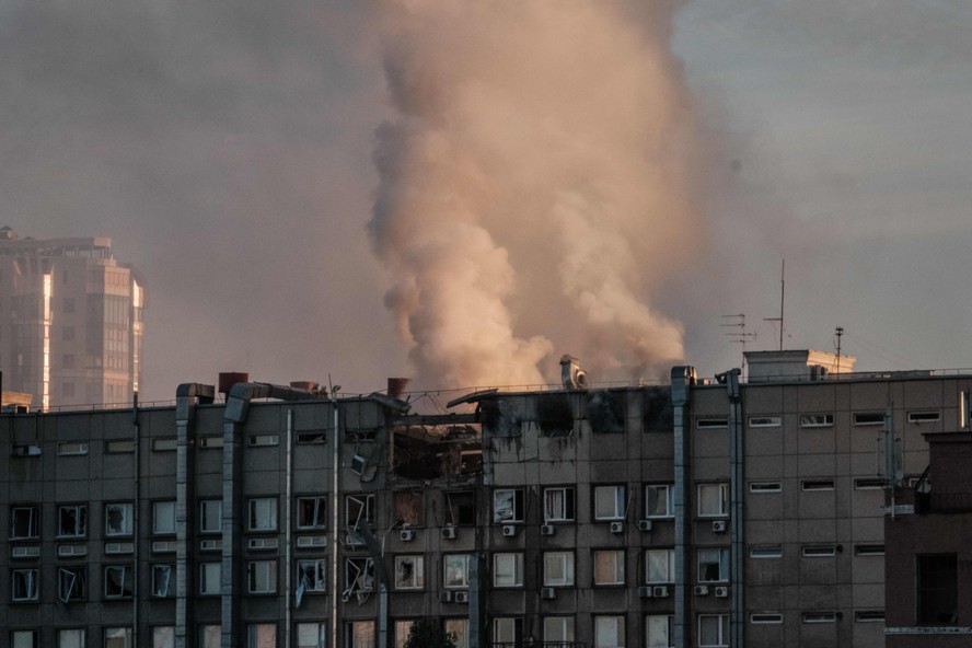 Fumaça é vista em um prédio atingido pelo bombardeio contra Kiev, na manhã desta segunda-feira