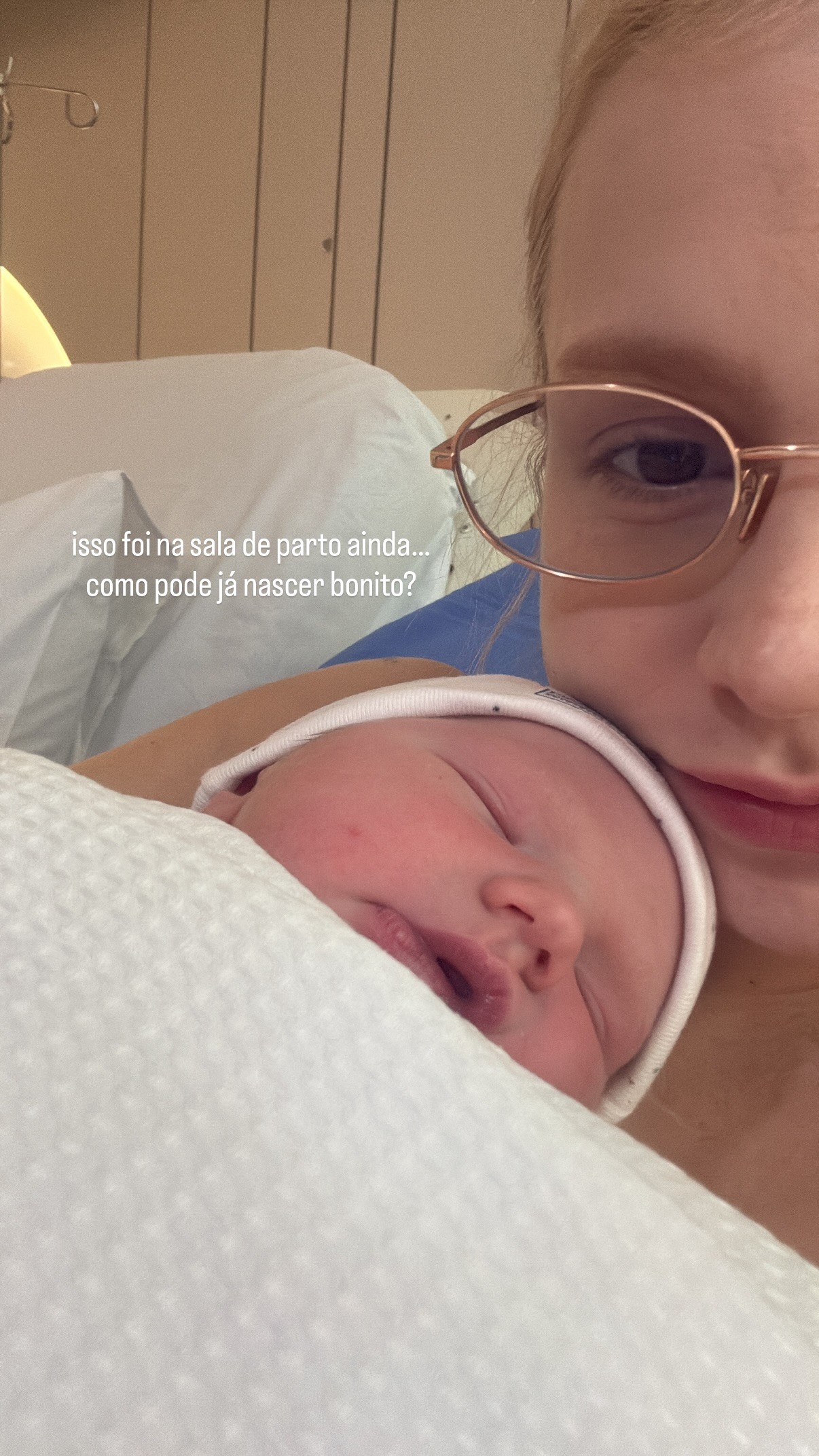 Isa Scherer comemora o nascimento de seu terceiro filho, Tom