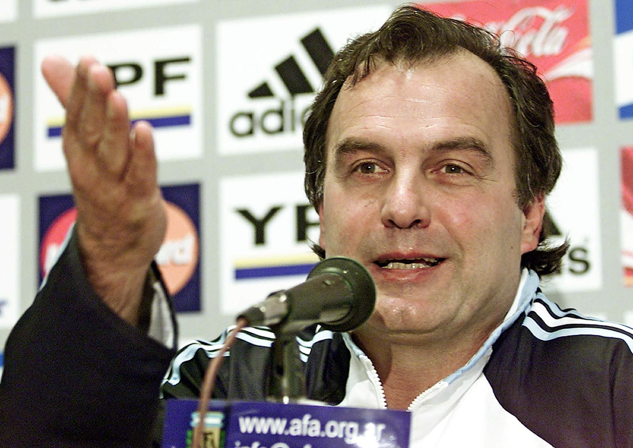 Bielsa: Granadas, faxina e espionagem marcam carreira