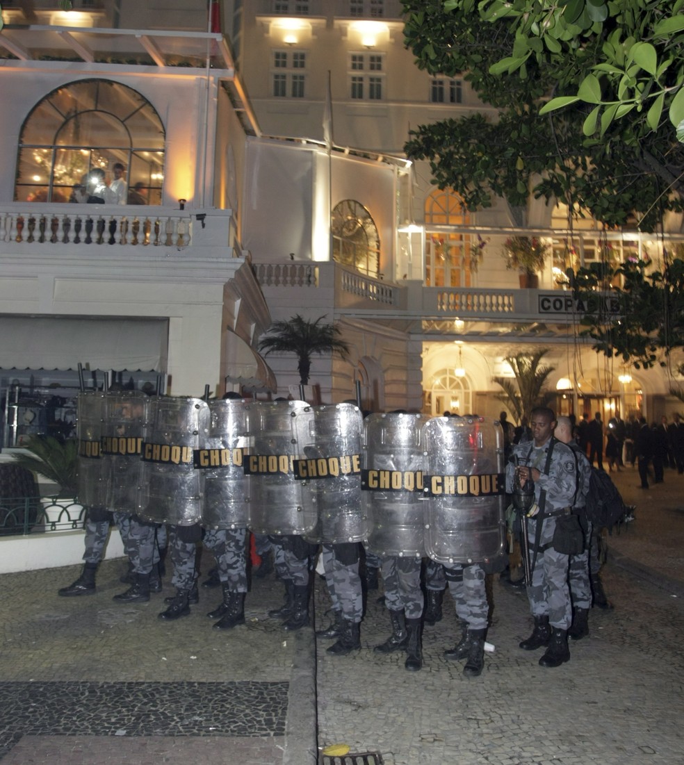 Policiais do Batalhão de Choque na frente do Copacabana Palace durante casamento da família de Jacob Barata em 14/07/2013 — Foto: Hudson Pontes / Agência O Globo