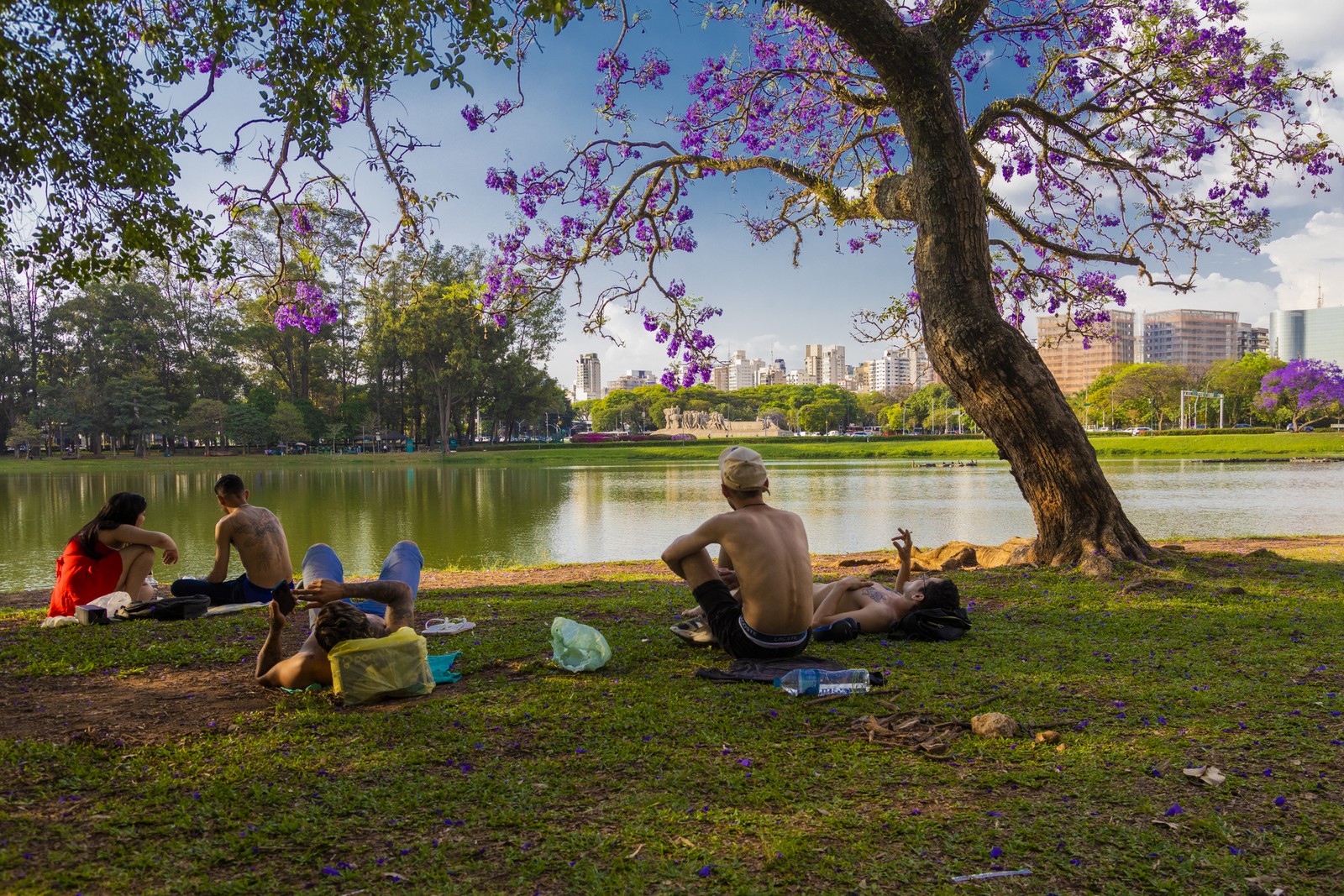 Paulistanos aproveitam parque com pouca roupa, em pleno "inverno" de São Paulo — Foto: Edilson Dantas/Agência O Globo
