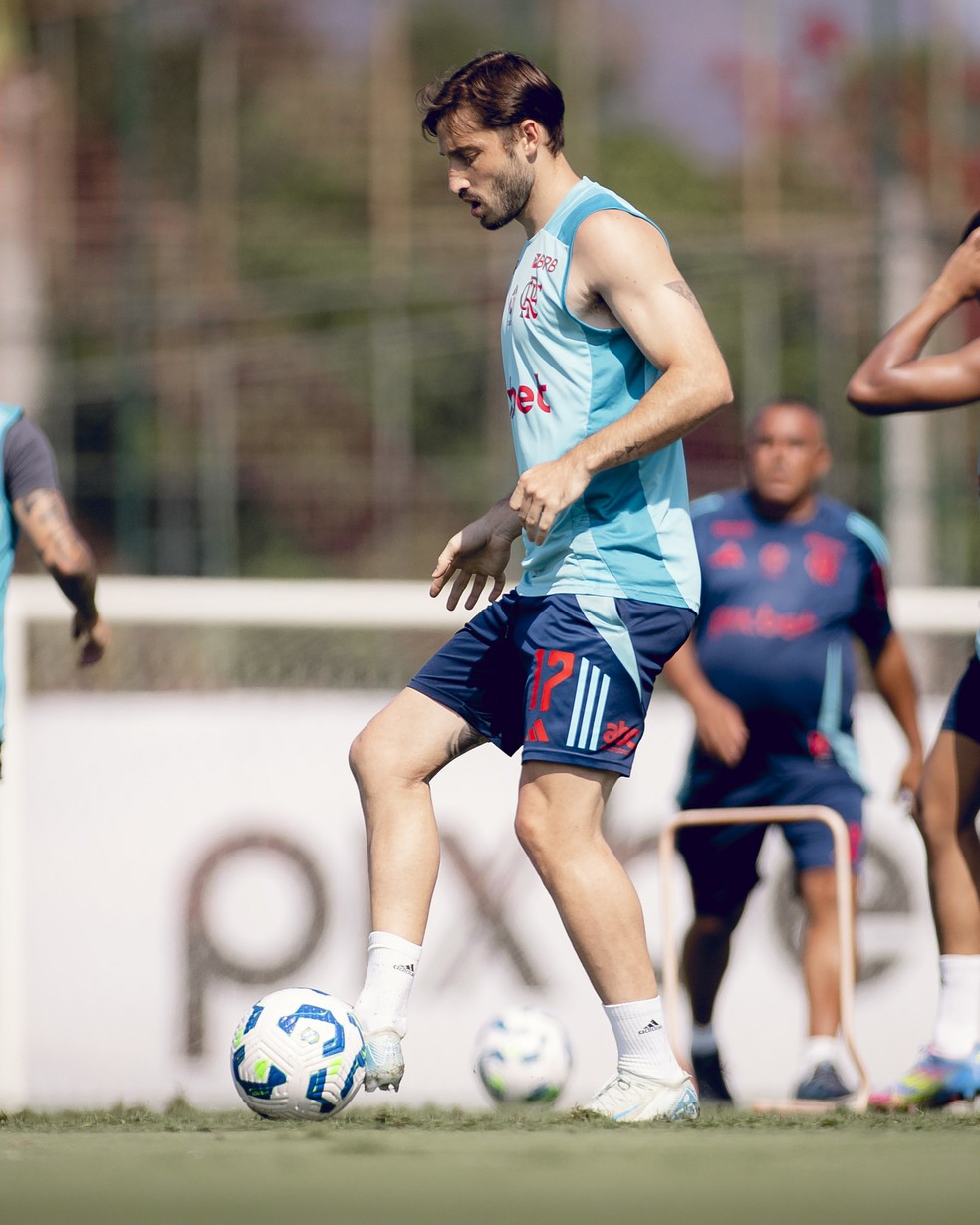 Matías Viña em treino do Flamengo — Foto: Adriano Fontes/Flamengo
