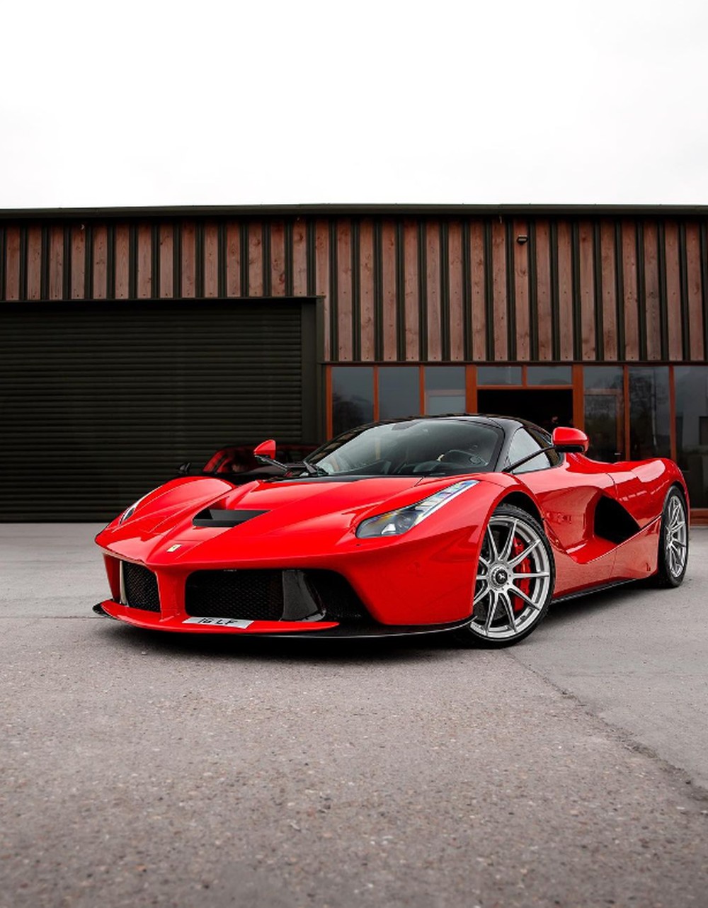 ipva-2024-ferrari-exclusiva-ter-imposto-de-r-800-mil-veja-carros