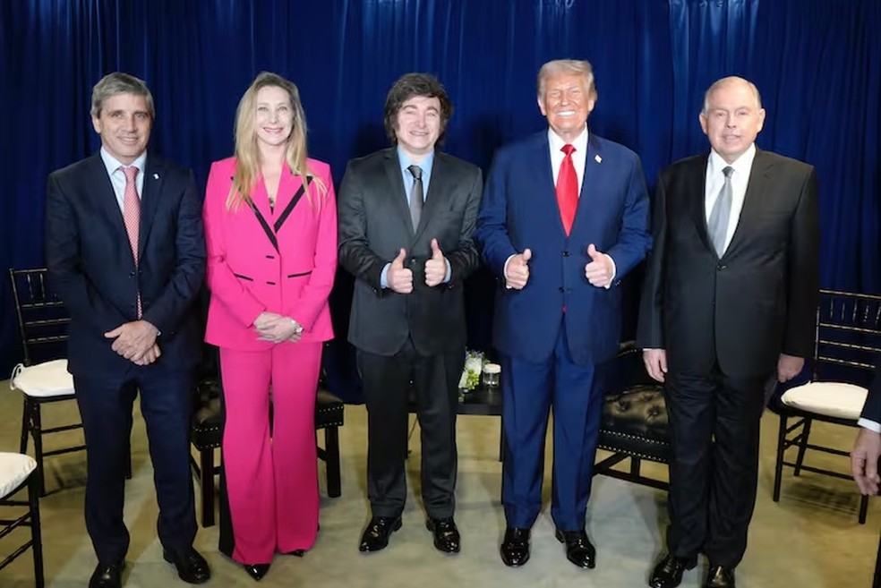 Luis Caputo, Karina Milei, Javier Milei, Donald Trump e Gerardo Werthein em Nova York — Foto: Divulgação/Presidência da Argentina