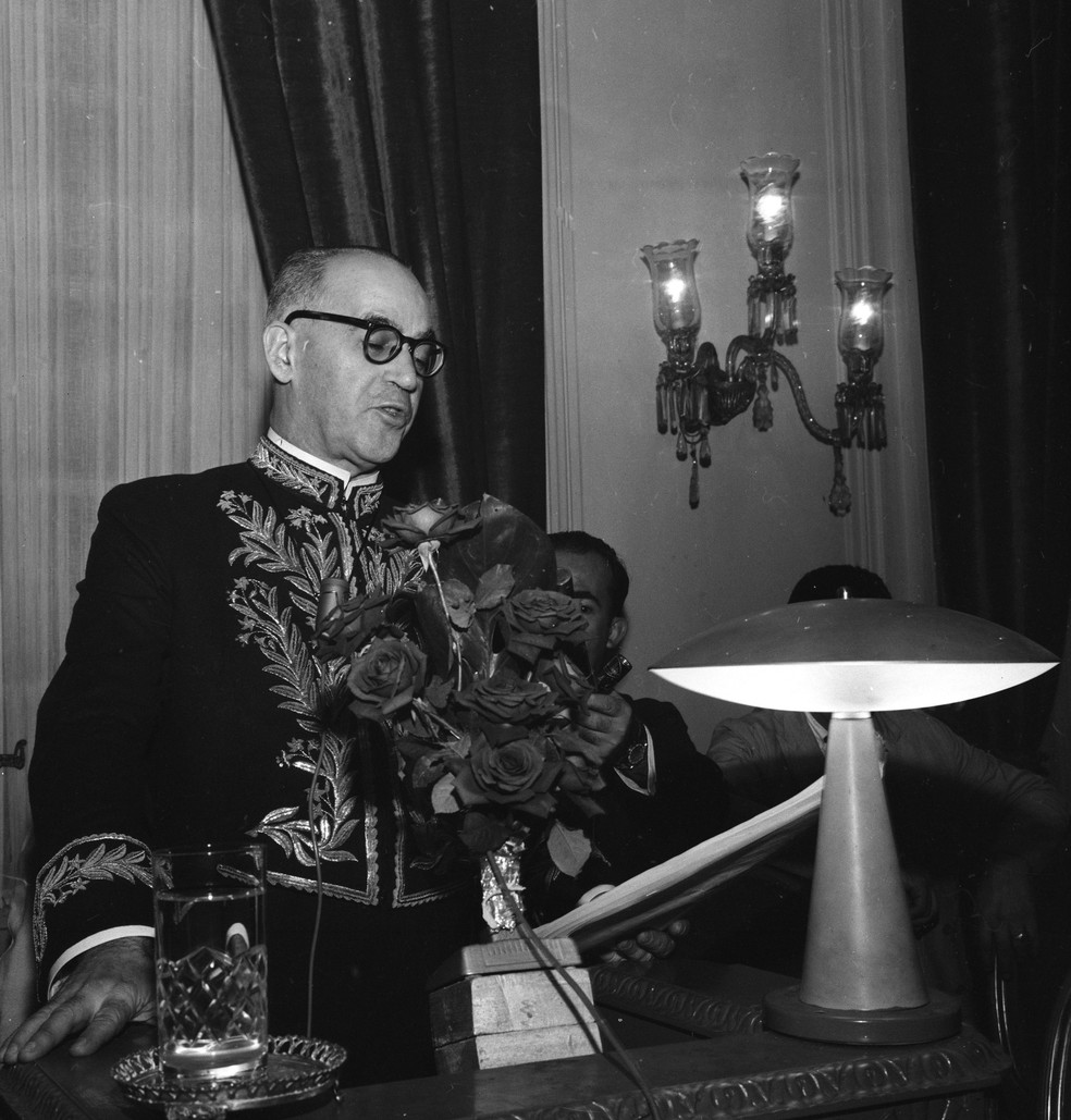 Guimarães Rosa, na posse da ABL, em 1967 — Foto: Arquivo O Globo