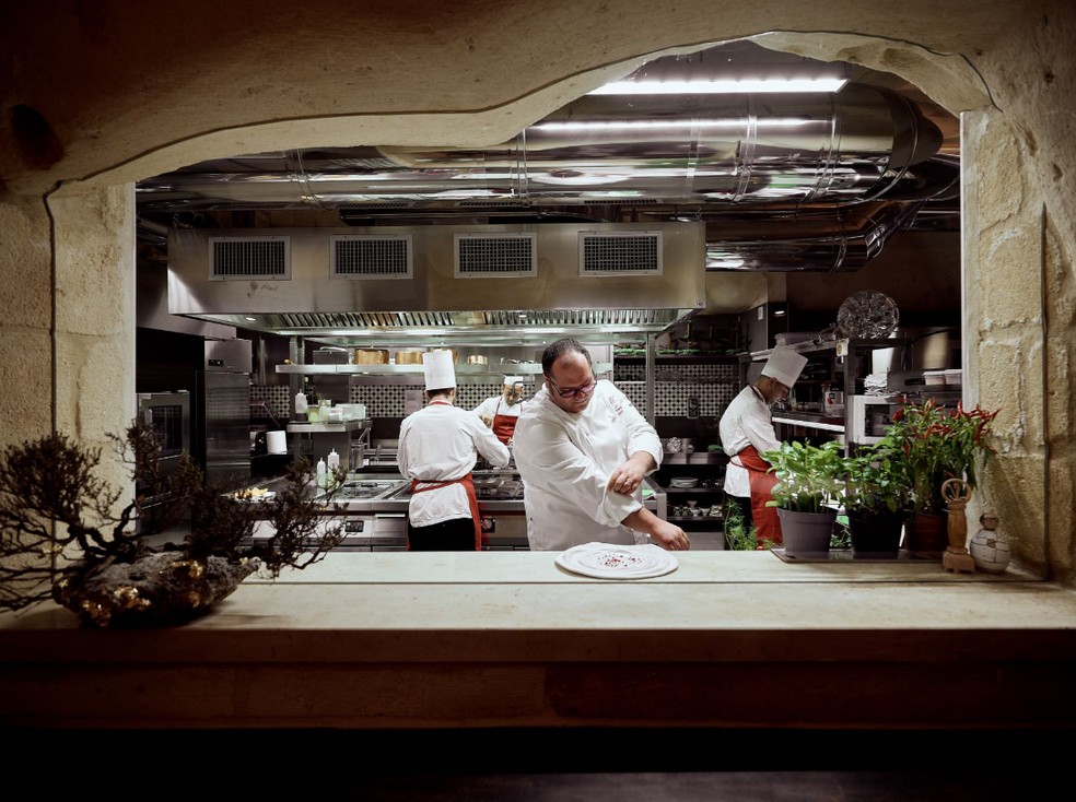O chef Vitantonio Lombardo, na cozinha do Vitantonio Lombardo Ristorante, casa com uma estrela Michelin em Matera — Foto: Divulgação/Vitantonio Lombardo Ristorante