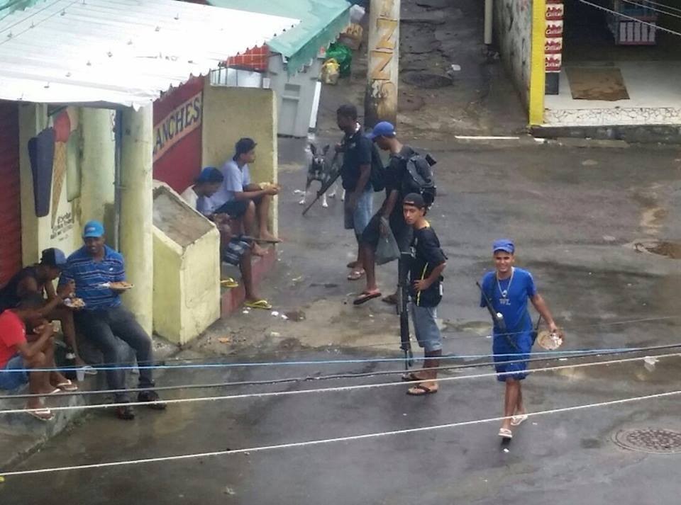 Imagem feita no Morro Jorge Turco mostra traficantes armados de fuzil no Morro Jorge Turco, em Coelho Neto — Foto: Acervo O Globo