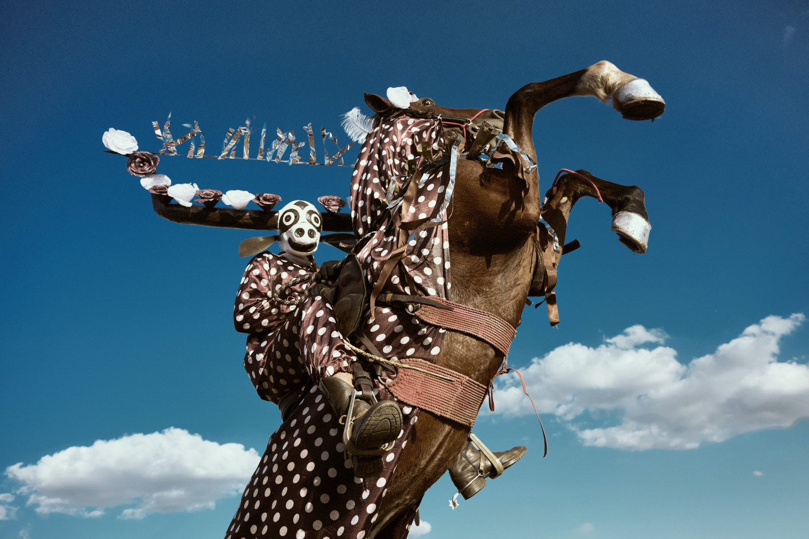 Fotos do ato 'Divino', na exposição 'Curucucu divino' — Foto: Divulgação/Fernando Young