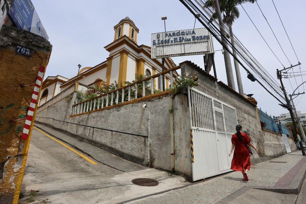 Reaberta: Paróquia de São José e Nossa Senhora das Dores terá missa hoje: portão de garagem já está aberto; porta principal será aberta à noite — Foto: Fabiano Rocha / Agência O Globo