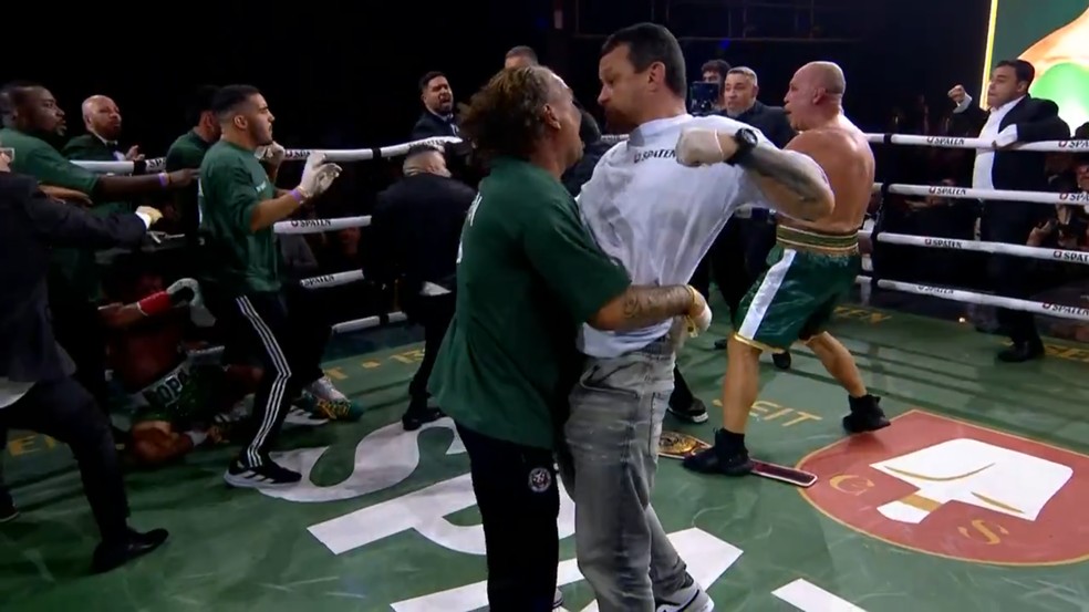 André Dida (de branco), treinador de Wanderlei Silva — Foto: Reprodução/Combate