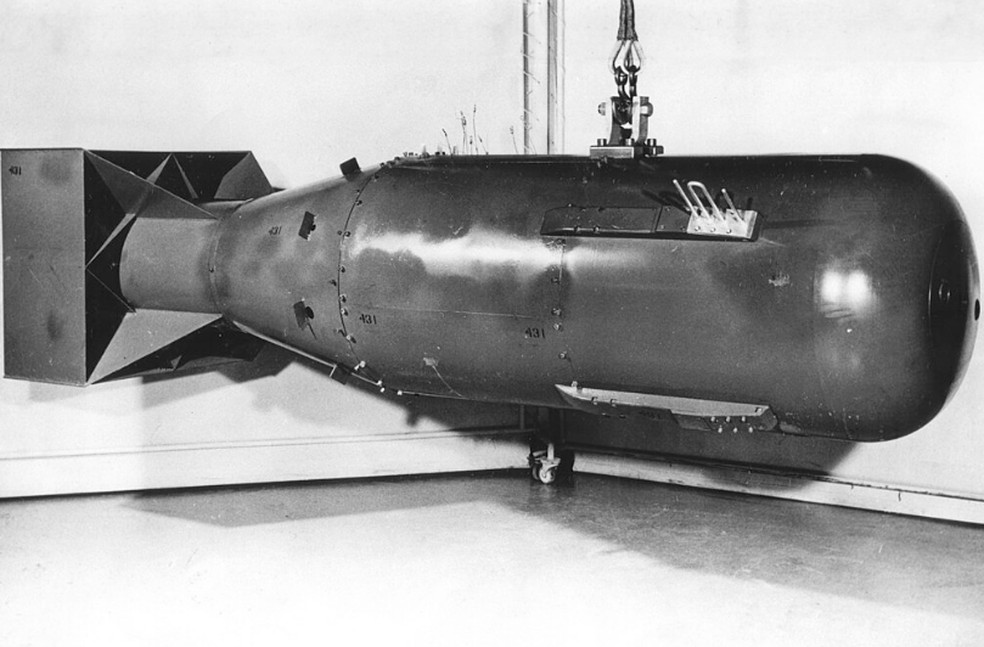 A bomba Little Boy, em fotografia divulgada pelo governo americano — Foto: Reprodução/Wikipedia