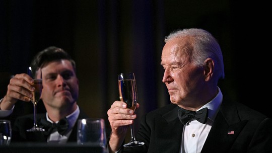 Biden faz piadas sobre Trump em jantar anual: 'Sou um homem adulto concorrendo com uma criança de 6 anos'