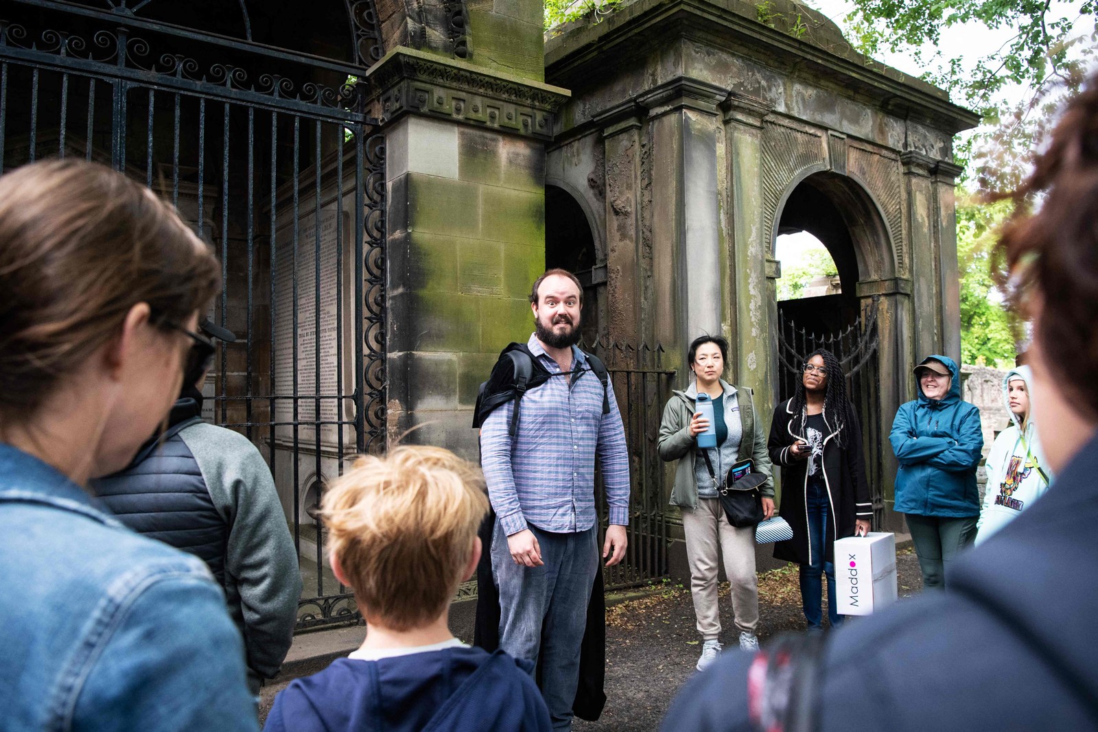 A rua é uma das paradas de tours temáticos sobre Harry Potter em Edimburgo, conduzidos por guias como Colin Bramwell (ao centro), da empresa The Potter Trail — Foto: Andy Buchanan / AFP