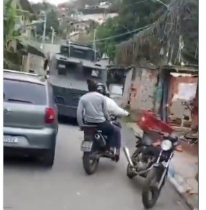 Moradores atravessam carros e motos para bloquear avanço da PM durante operação no Fubá; veja vídeo - QTU Questões do Universo