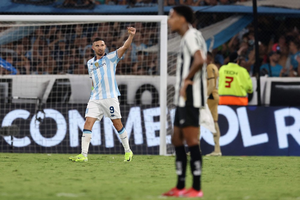 Adrián Maravilla Matínez, do Racing comemora seu gol — Foto: Alejandro Pagni/AFP
