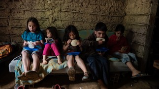 Os quatro filhos de Johanna Guzman, 25 anos, comem com o irmão mais moço da mãe (07.12.2020). Contraceptivos não são acessíveis para a maioria das venezuelanas, o que as leva a gravidezes indesejadas em um momento em que mal conseguem alimentar os filhos que já têmNYT