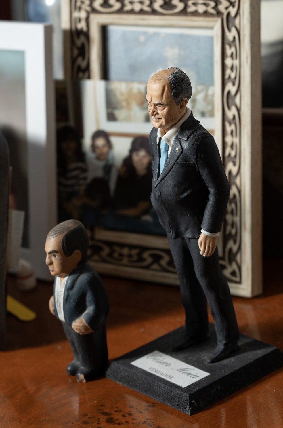 Dois bonequinhos de Cesar Maia que restaram da coleção do ex-prefeito — Foto: Ana Branco