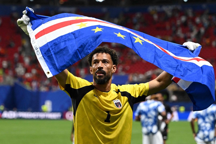 Goleiro Vozinha, de Cabo Verde, é celebrado pelos companheiros de time após fechar o gol no jogo contra a Espanha na Copa do Mundo