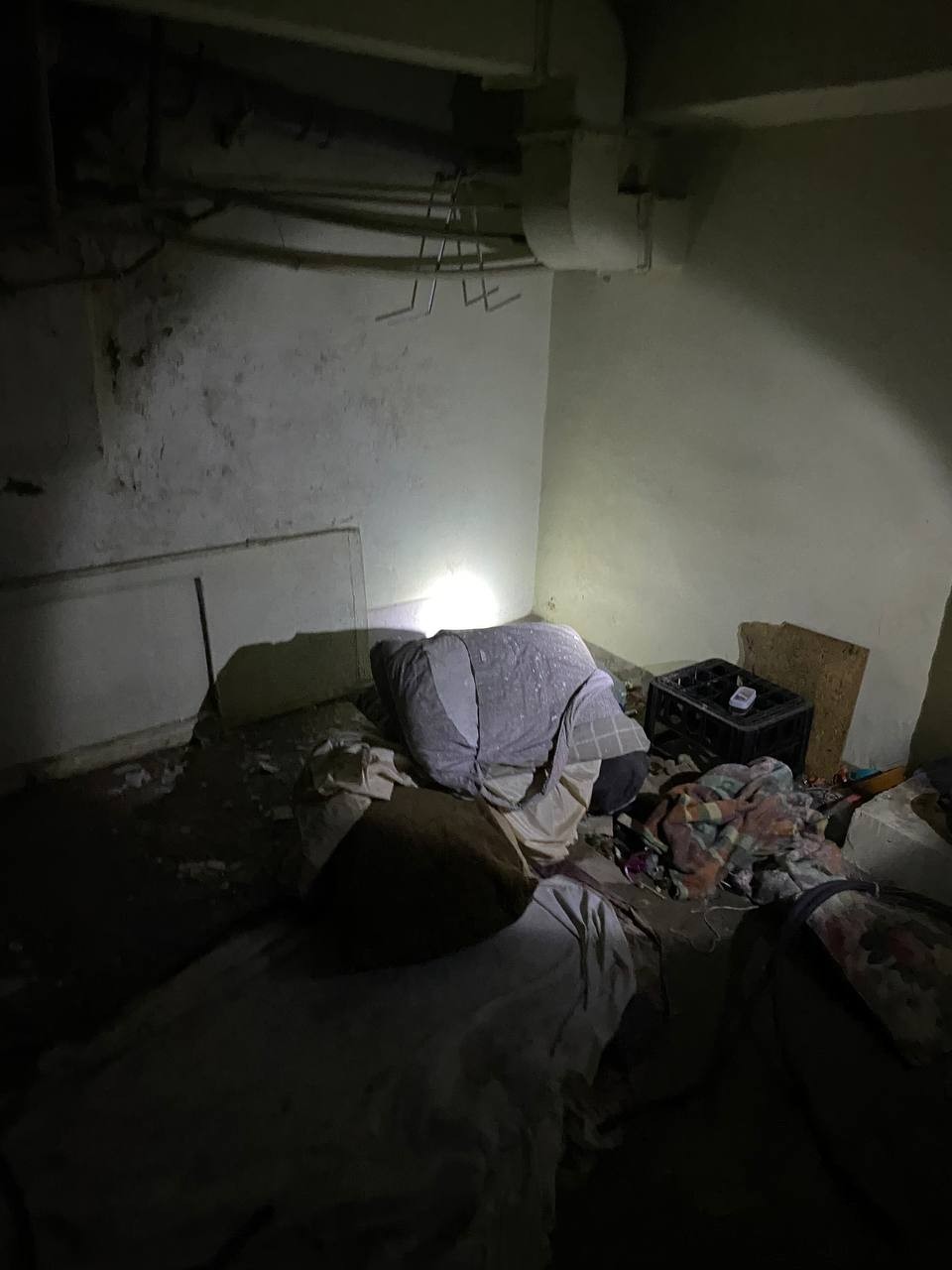 O quarto das crianças. Muitos sobreviventes vivem por dias ou até semanas sem acesso à energia, luz ou gás em Mariupol — Foto: Ekaterina Diachkova