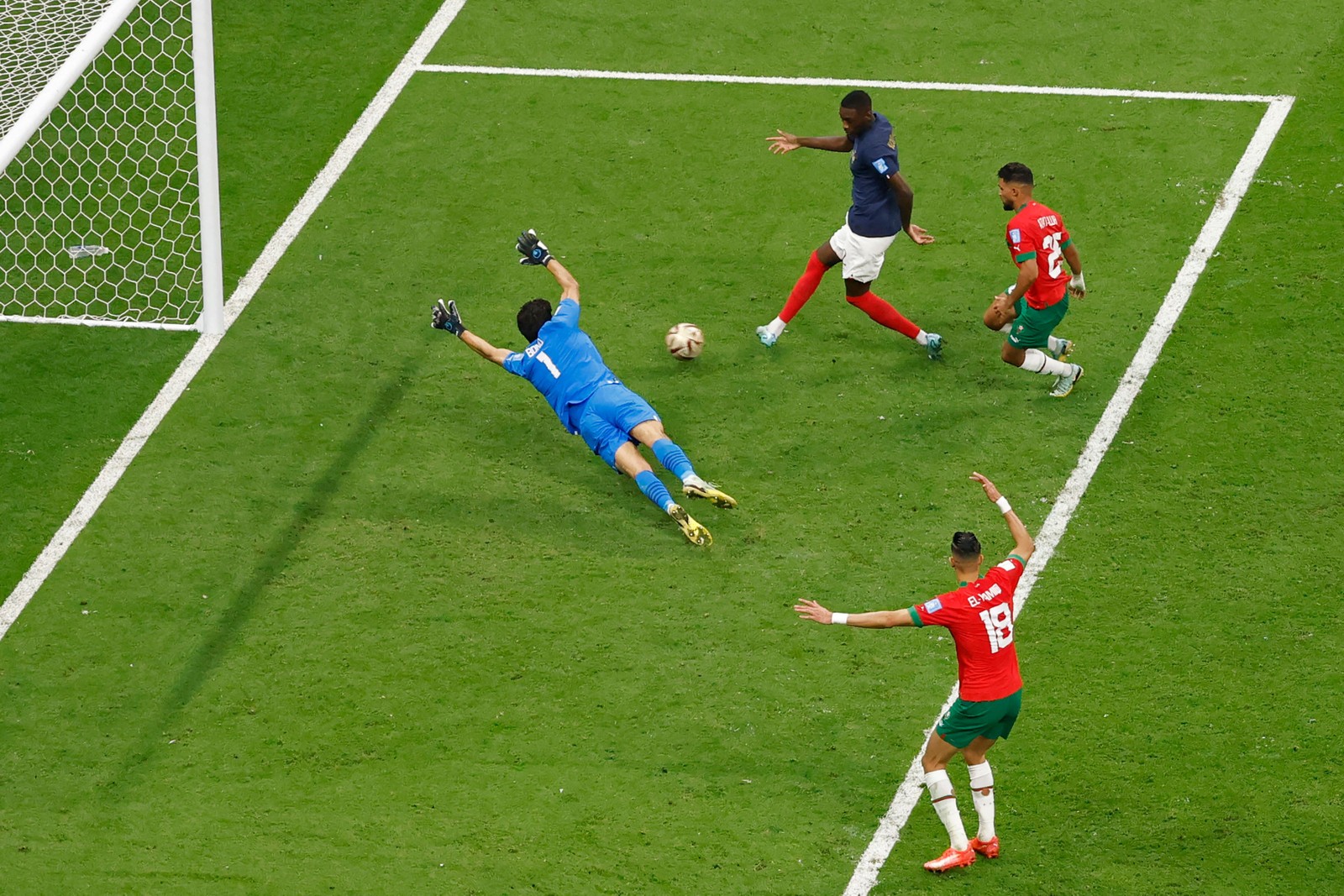 O atacante francês Randal Kolo Muani marca o segundo gol de sua equipe sobre o Marrocos — Foto: Odd ANDERSEN / AFP