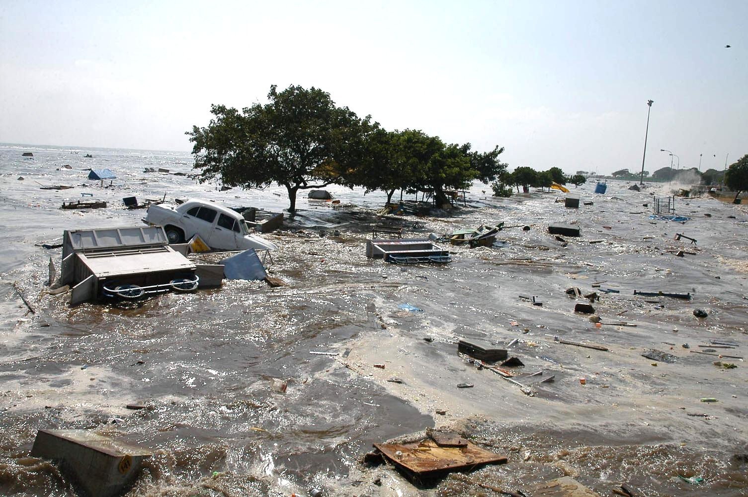 A Marina da cidade de Madras, na Índia, em 26 de dezembro de 2004, depois que maremotos atingiram a região — Foto: AFP
