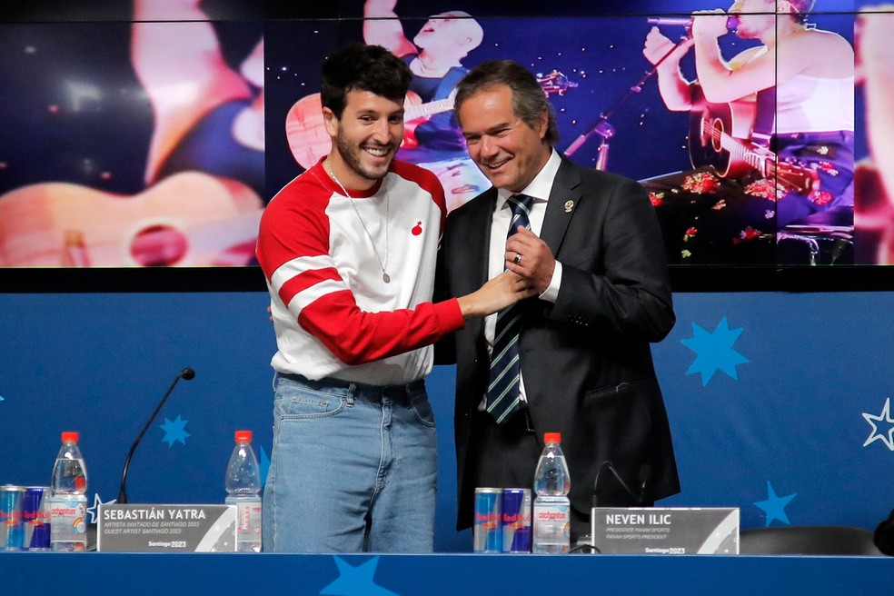 Sebastian Yatra e o presidente da Panam Sports, o chileno Neven Ilic, em Santiago — Foto: AFP