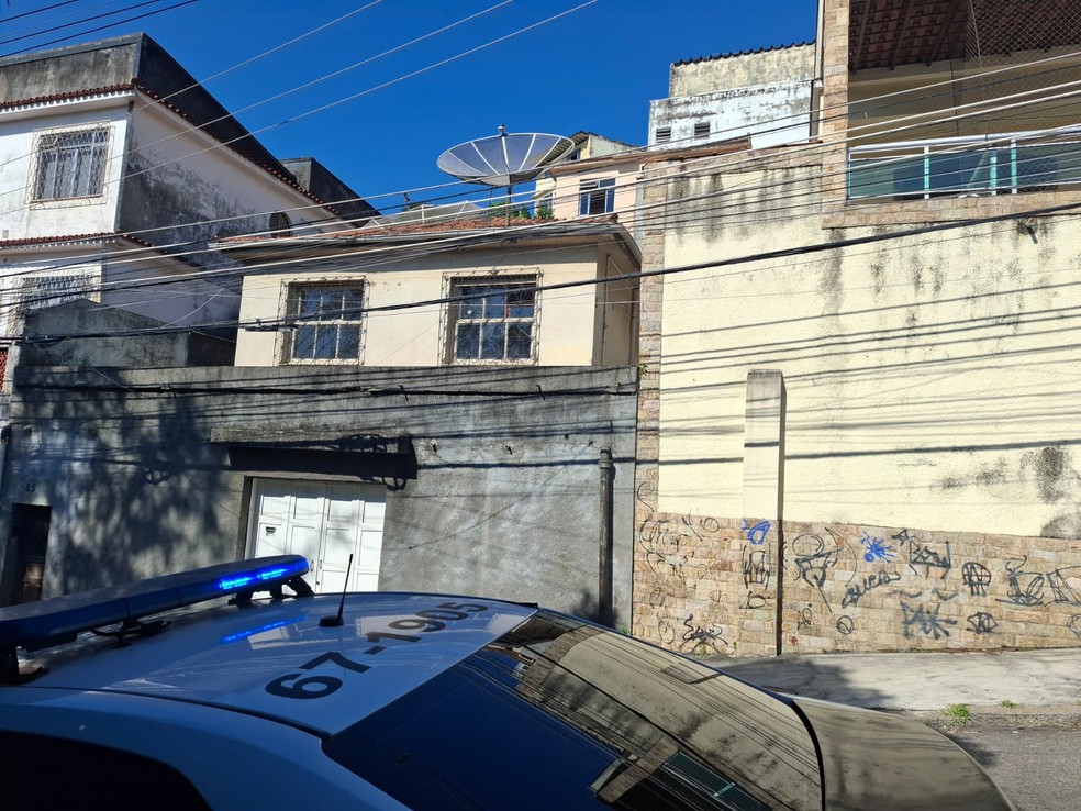 Polícia em frente à garagem da casa onde corpo foi encontrado na Ilha do Governador — Foto: Marcos Nunes/Agência O GLOBO